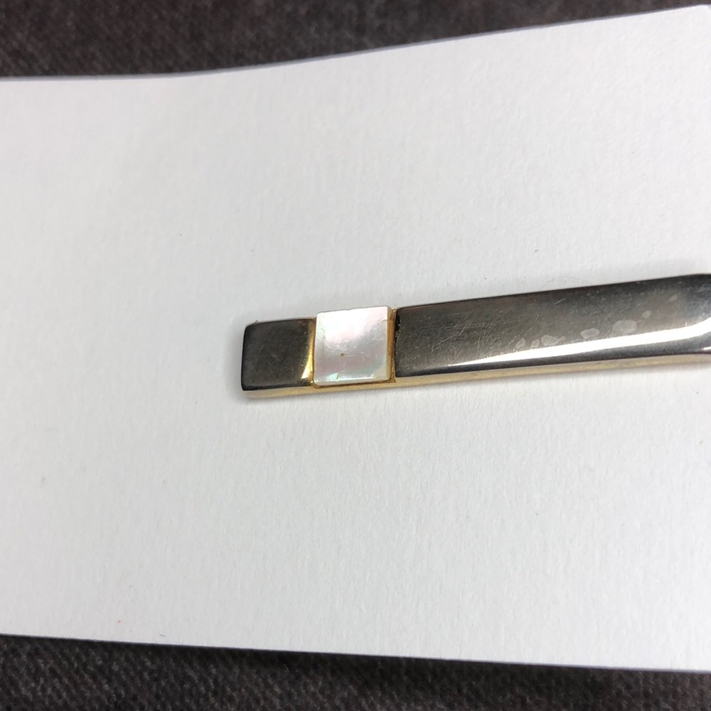 Tie clip with mother of pearl